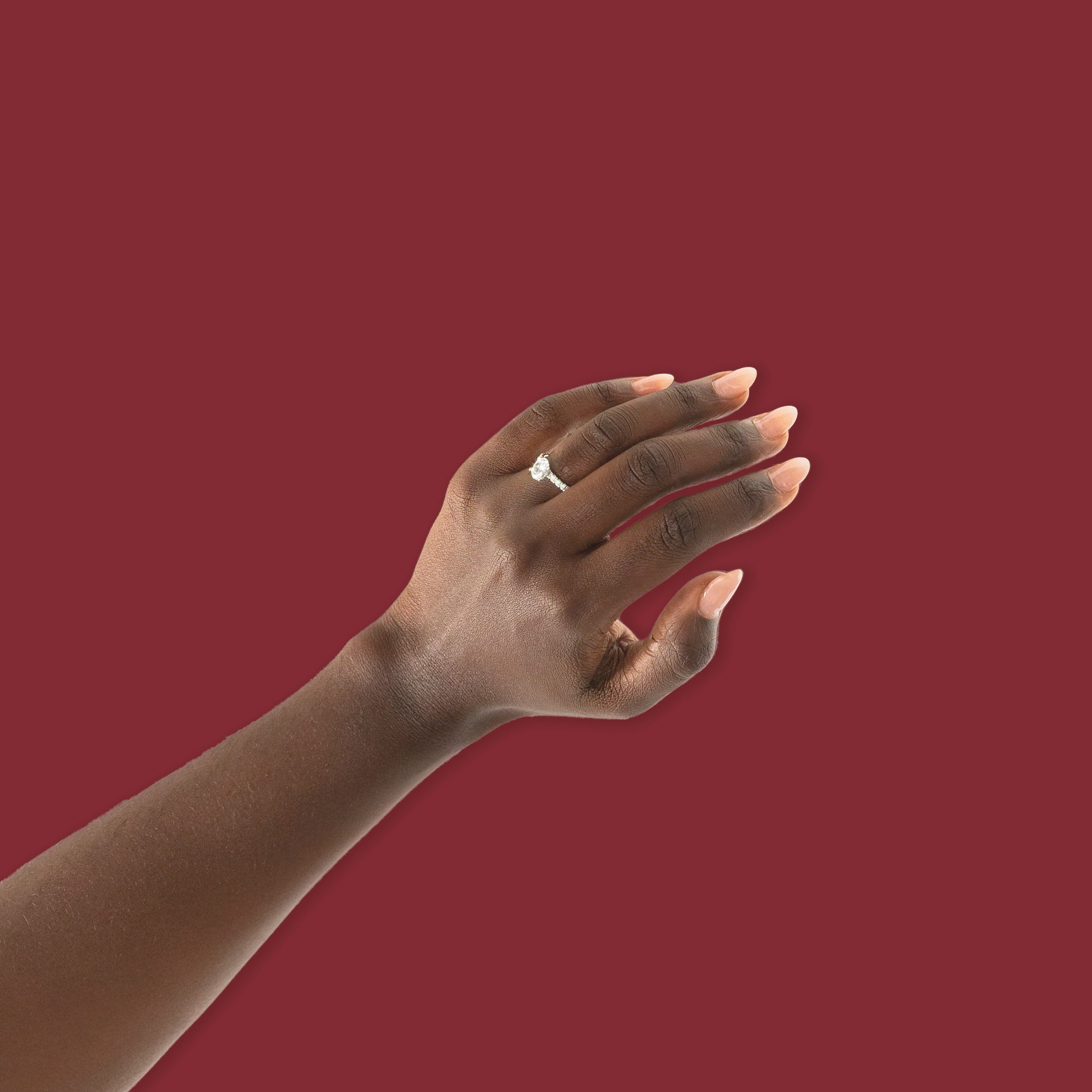 Bague de fiançailles solitaire à diamant rond avec pavé