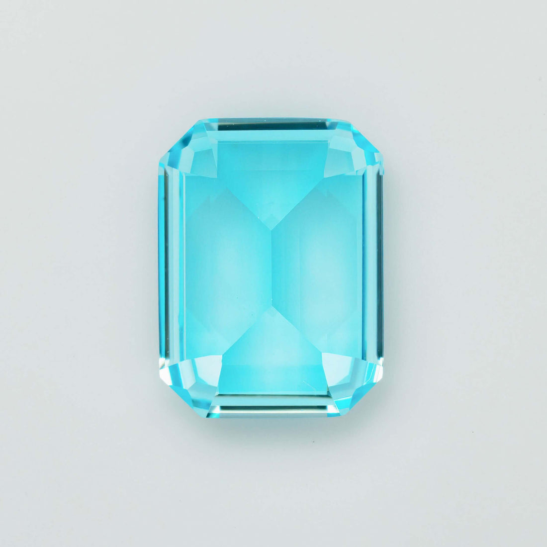 Aqua Blue Sapphire | Atelier RMR Montreal | Gemstone