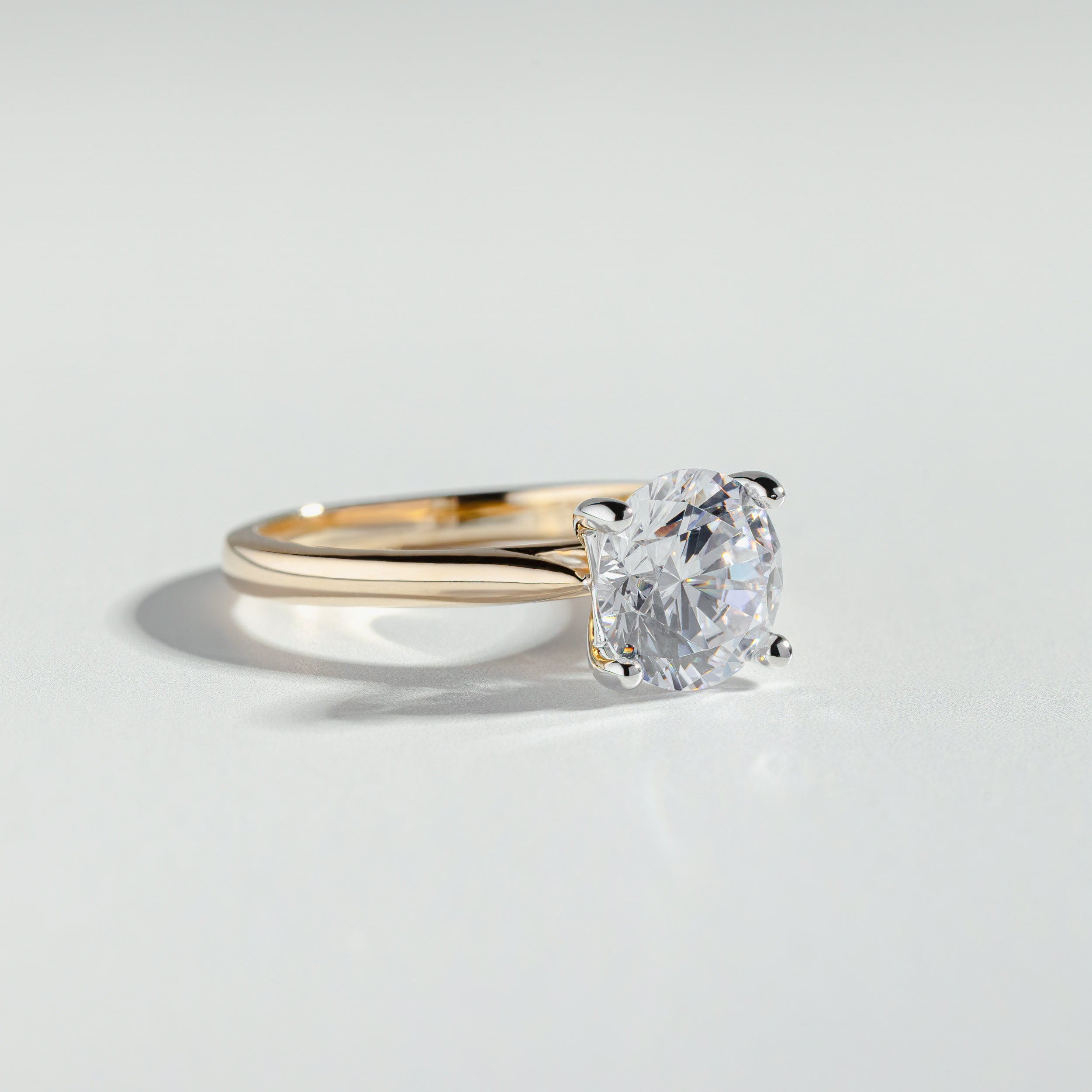 Bague de fiançailles solitaire deux tons à diamant rond