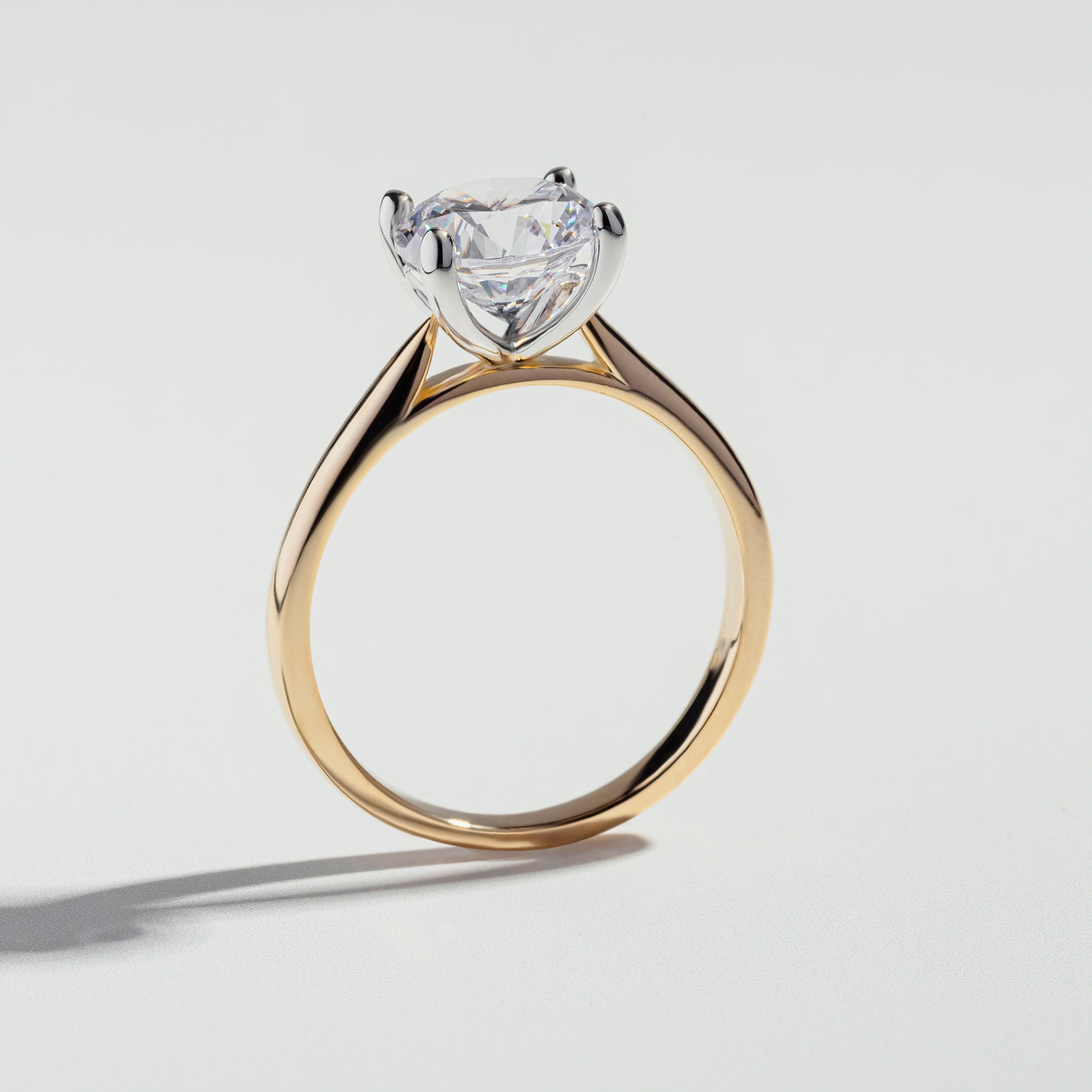 Bague de fiançailles solitaire deux tons à diamant rond