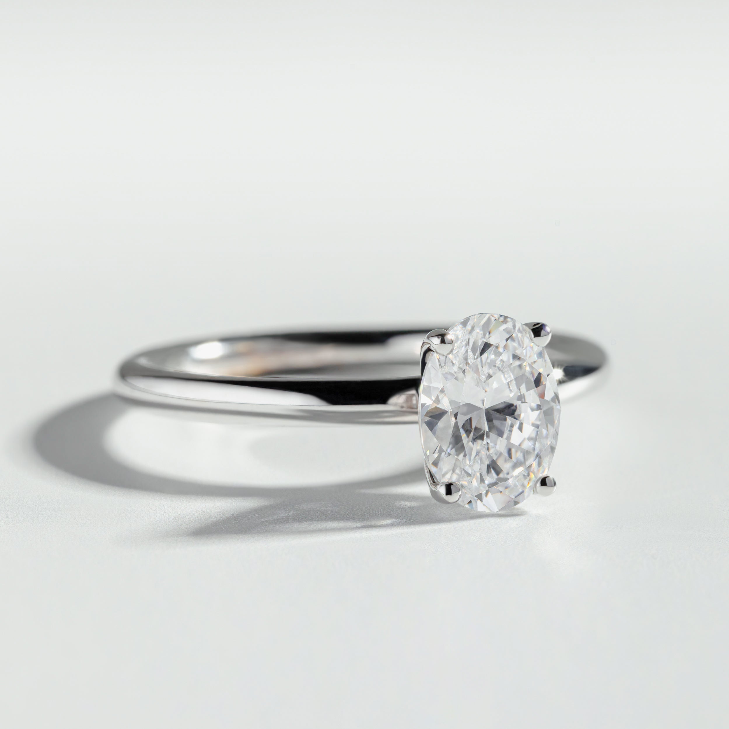 Bague de fiançailles solitaire à diamant oval