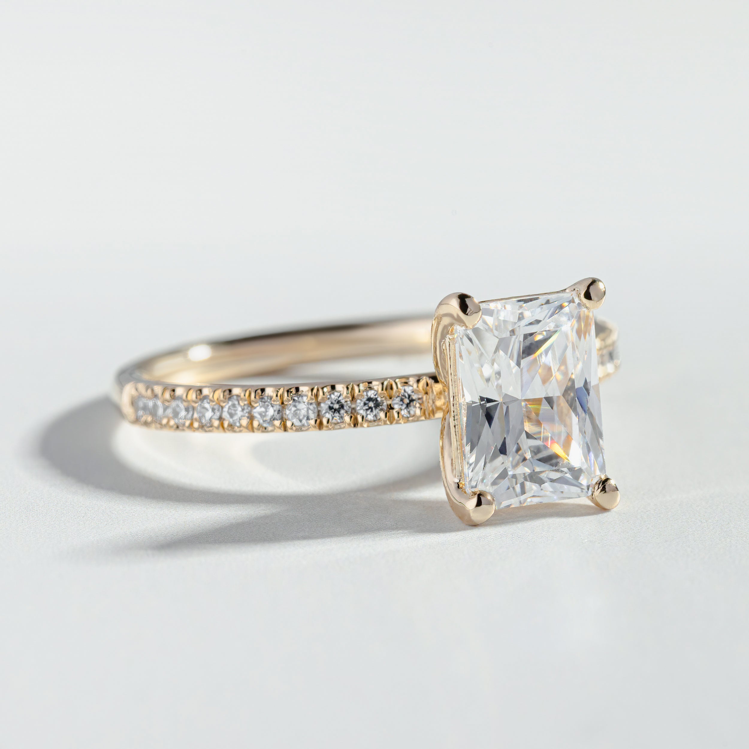 Bague de fiançailles à diamant radiant avec pavé