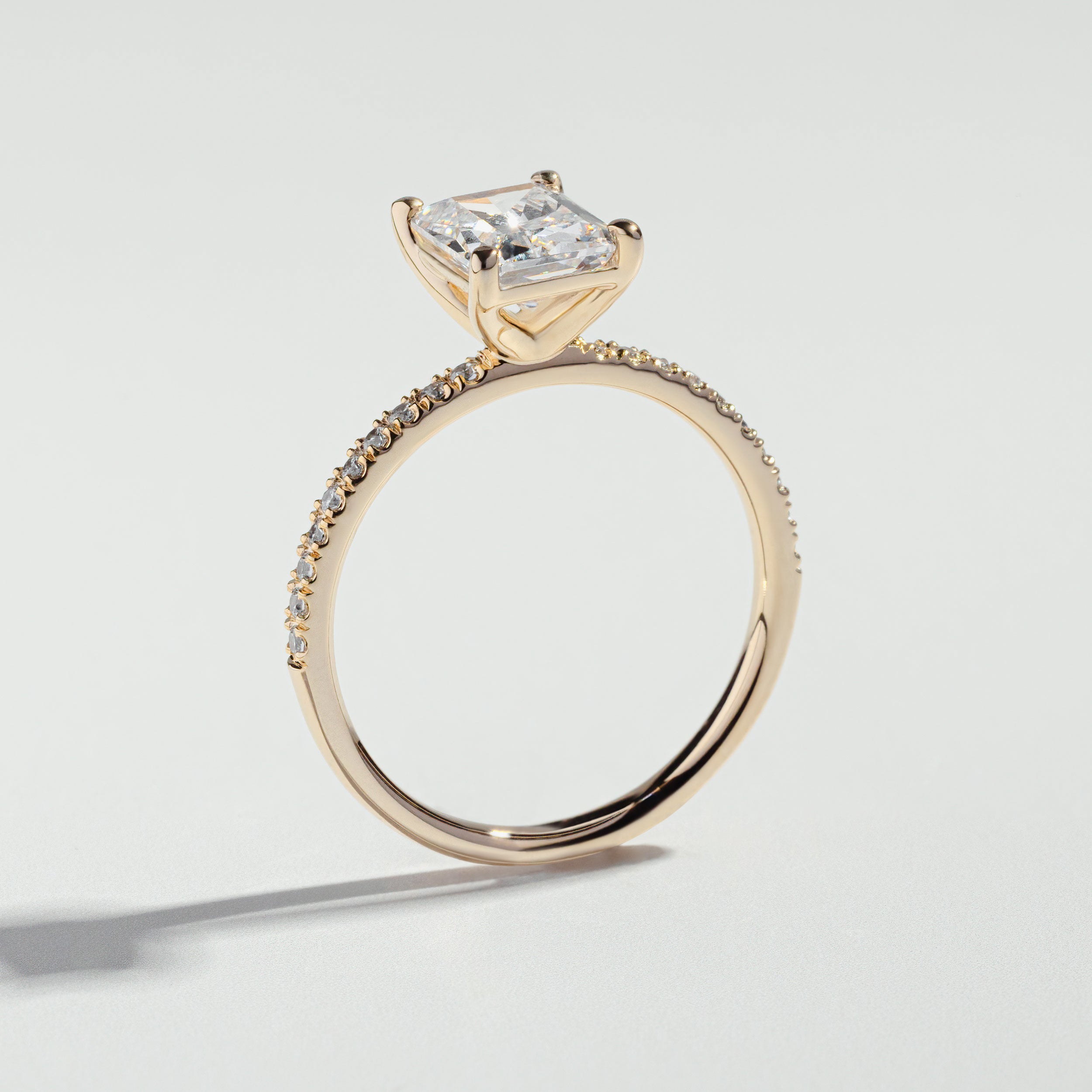 Bague de fiançailles à diamant radiant avec pavé