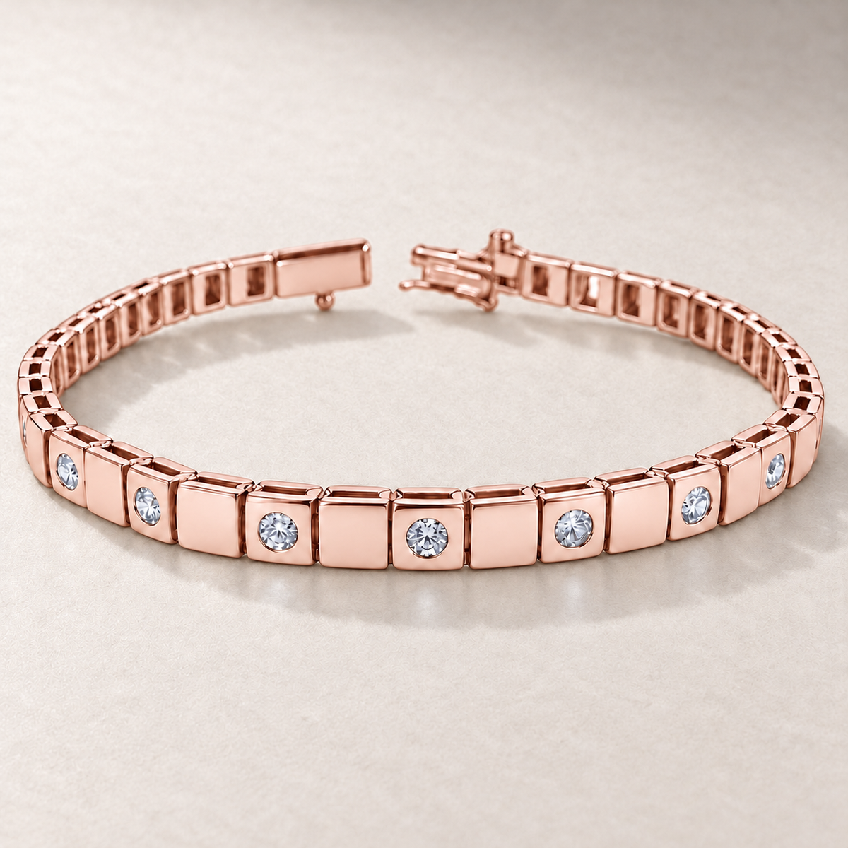 Bracelet TN03-4 en or rose, diamants clairs, fond pierre greige — TN03-4 rose gold bracelet with clear diamonds on greige stone.