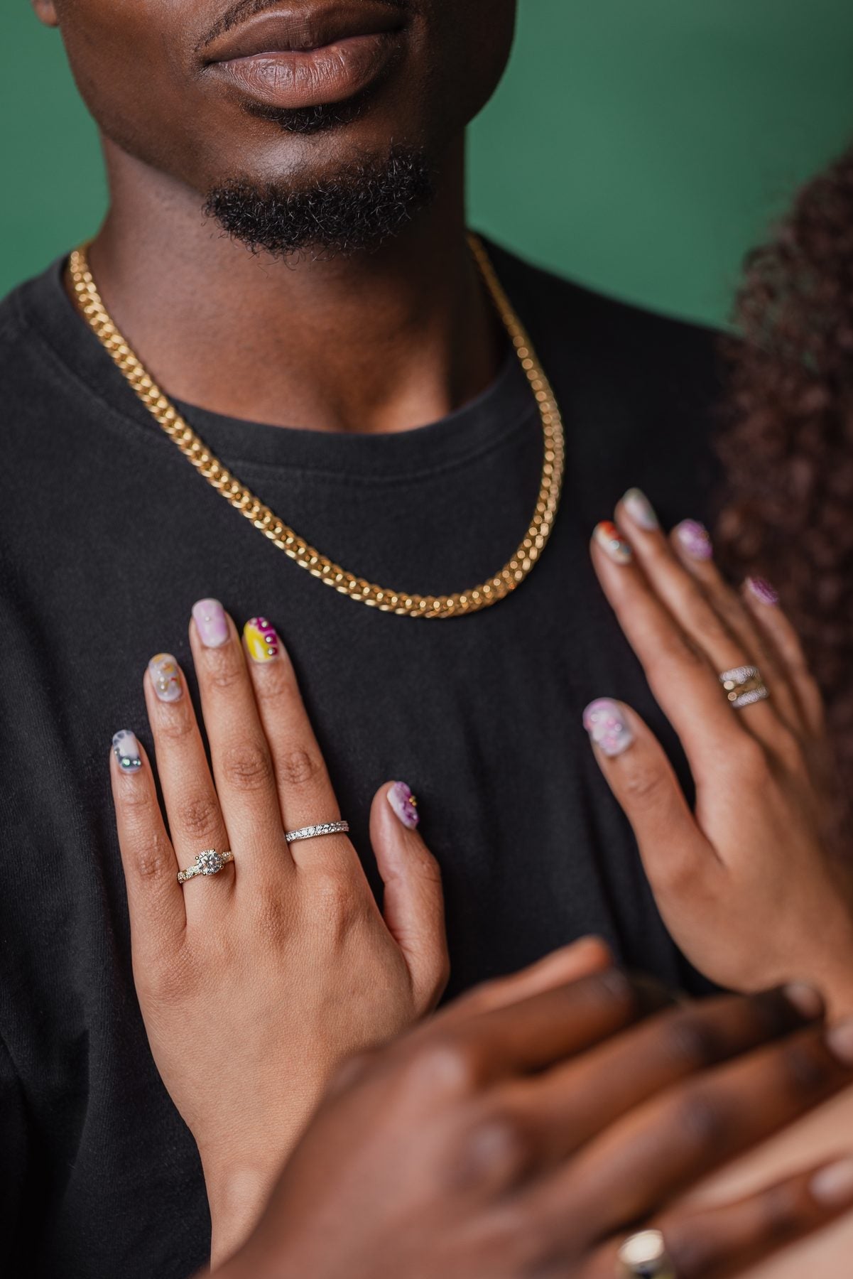 Bague diamant portee pour comprendre la presence visuelle