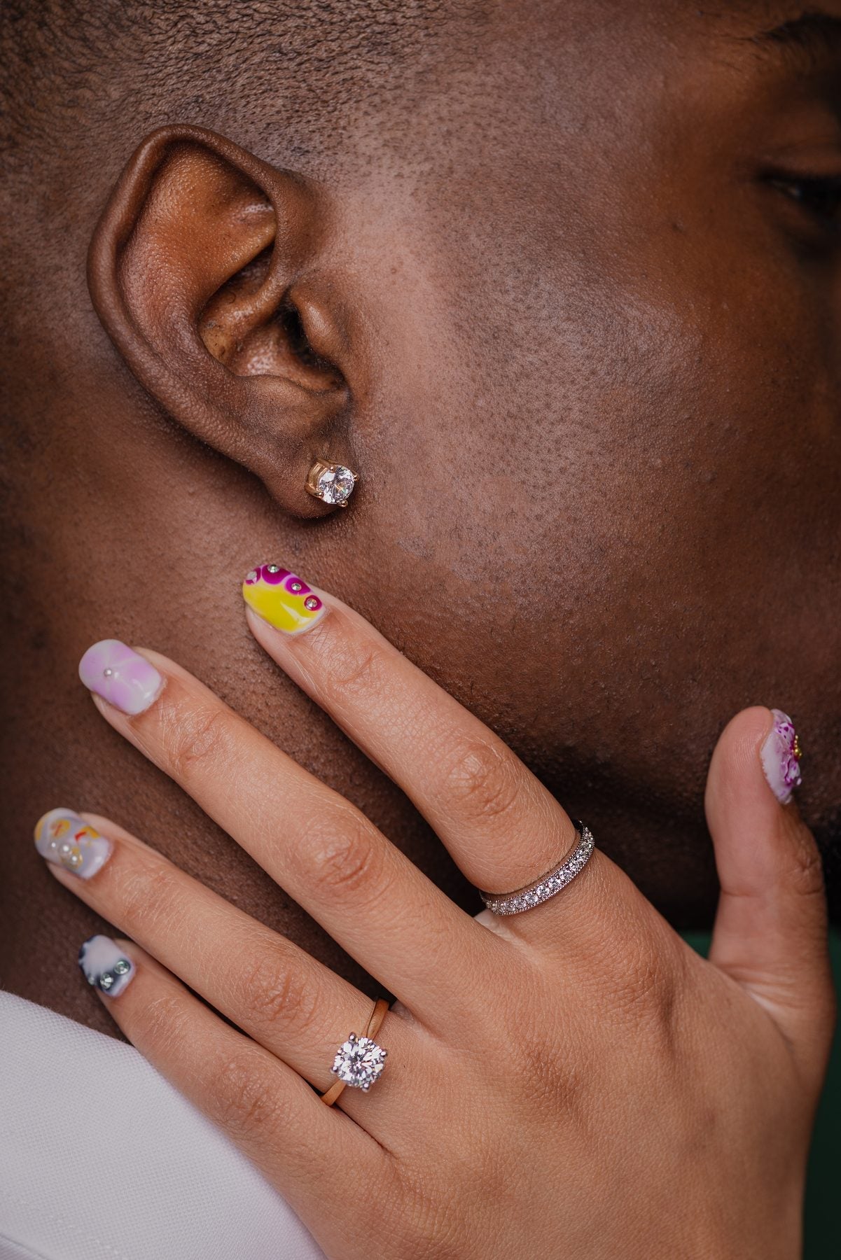 Bague diamant portee pour comparer le choix naturel et lab-grown
