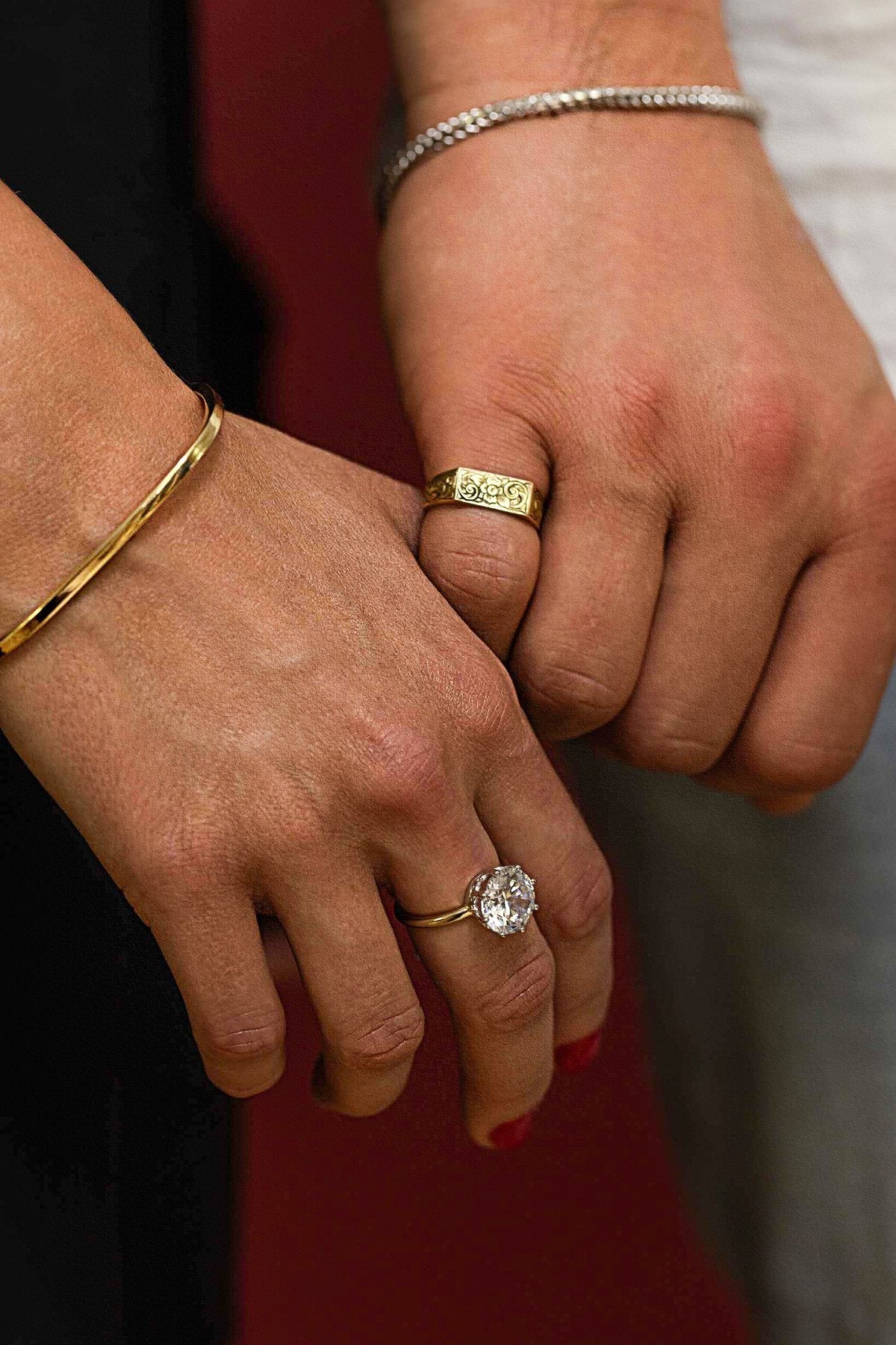 Bague diamant portee pour illustrer le budget d une bague de fiancailles