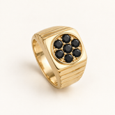 R 334 — diamants noirs traités, monture et sertissage en or jaune