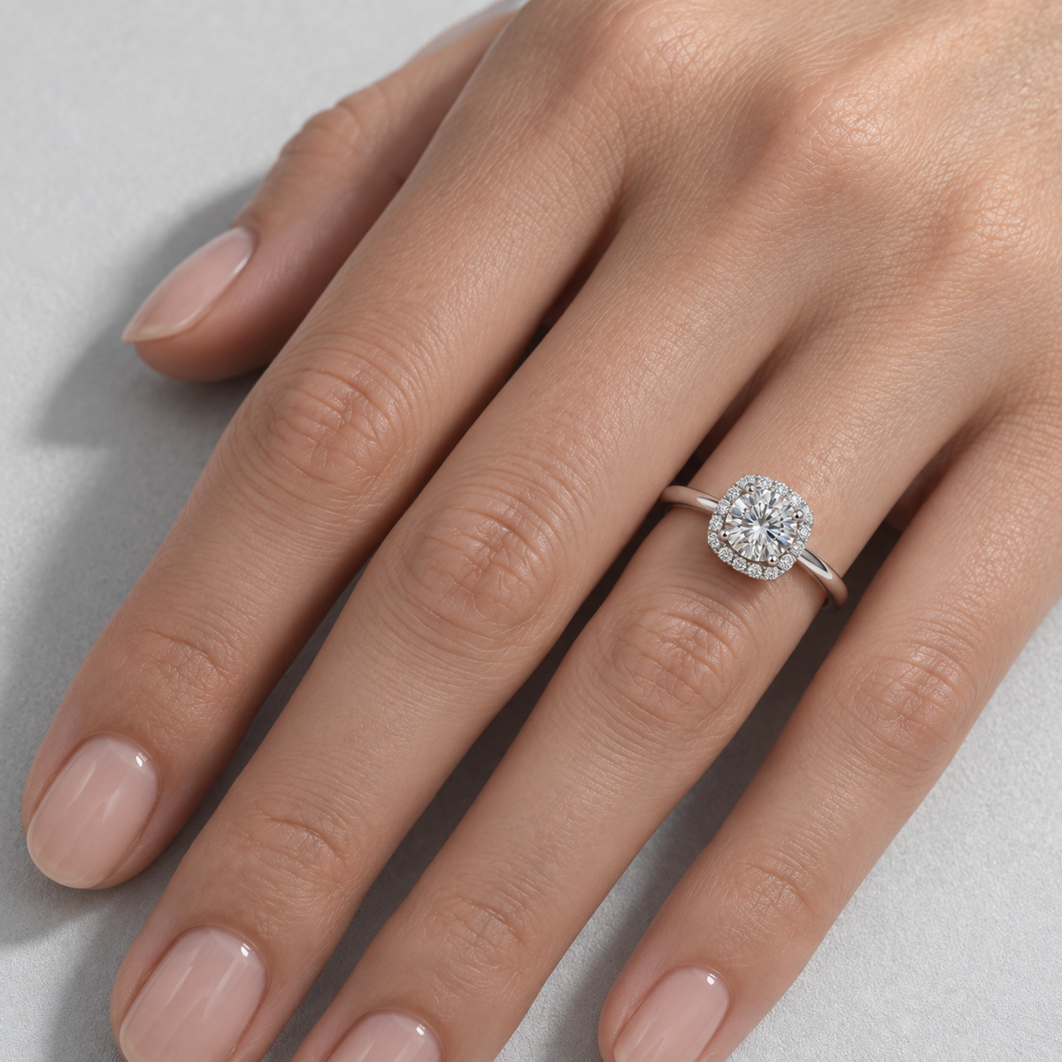 Bague halo diamant rond 1 ct — portee — R4105-100