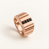 R 638 — diamants noirs traités, monture et sertissage en or rose