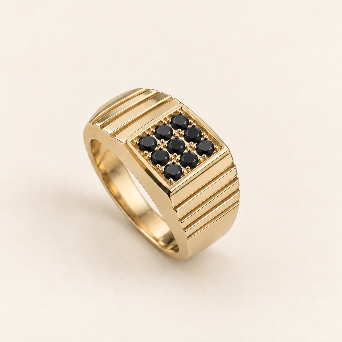 R 737 — diamants noirs traités, monture et sertissage en or jaune