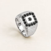 R 75 — diamants noirs traités, entièrement en or blanc
