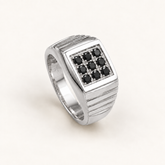 R 82 — diamants noirs traités, entièrement en or blanc