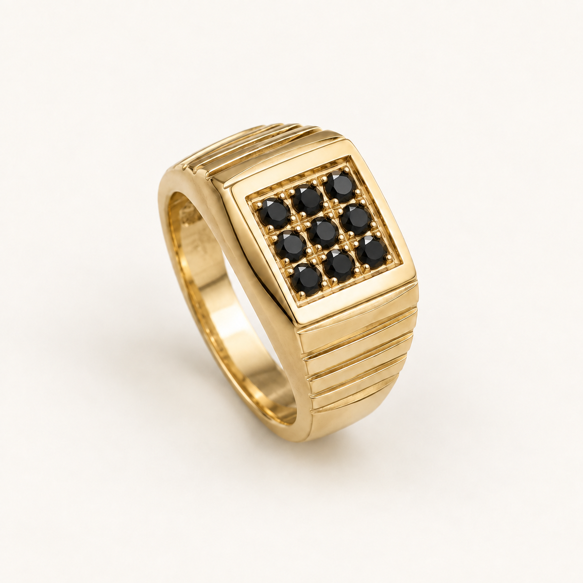 R 82 — diamants noirs traités, monture et sertissage en or jaune