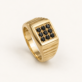 R 82 — diamants noirs traités, monture et sertissage en or jaune