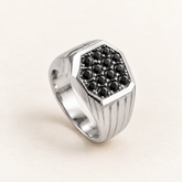 R 902 — diamants noirs traités, entièrement en or blanc