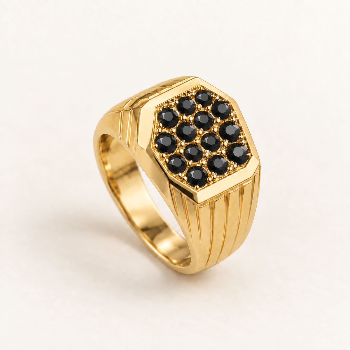 R 902 — diamants noirs traités, monture et sertissage en or jaune