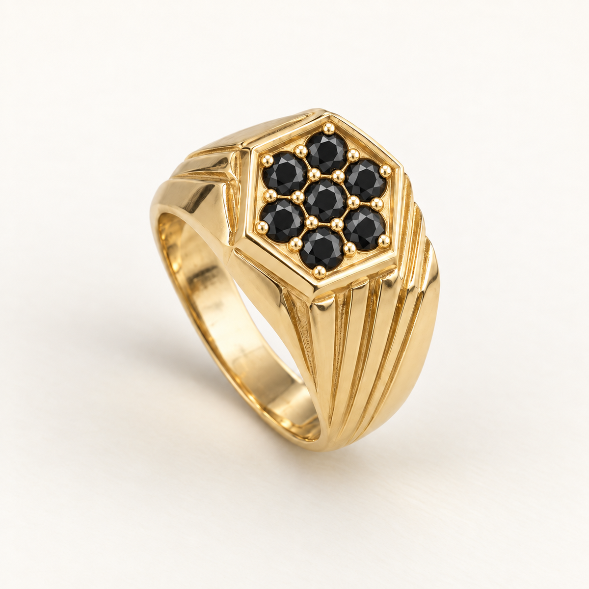 R 903 — diamants noirs traités, monture et sertissage en or jaune