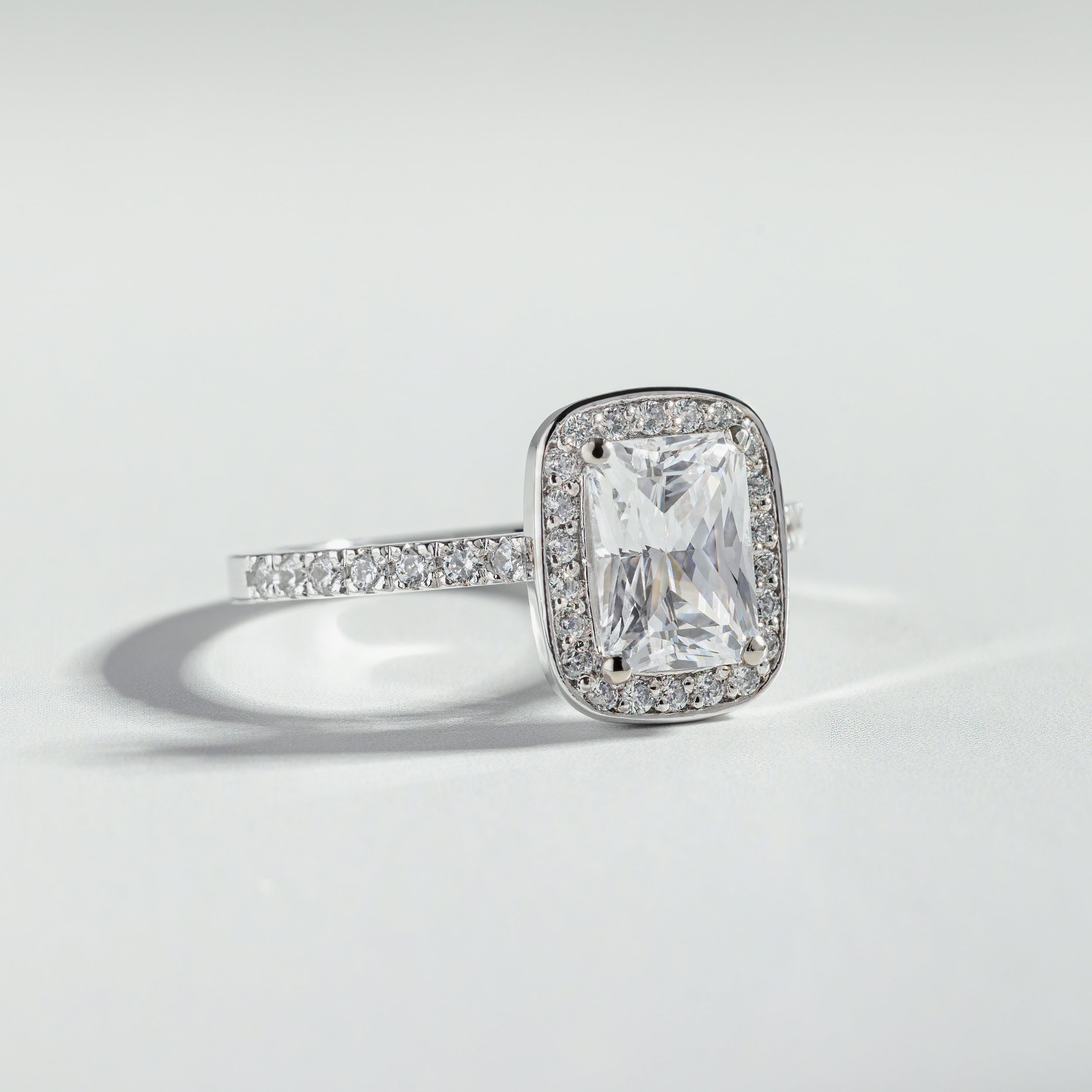 Bague de fiançailles à diamant radiant avec halo et pavé