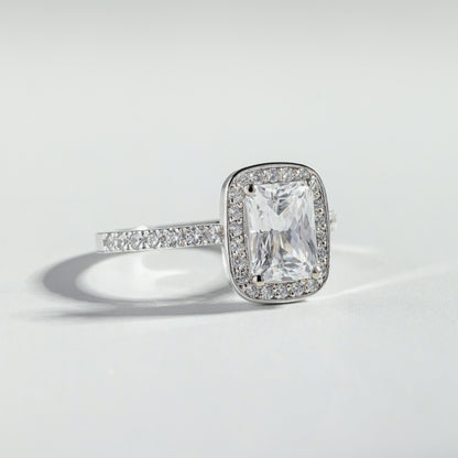 Bague de fiançailles à diamant radiant avec halo et pavé