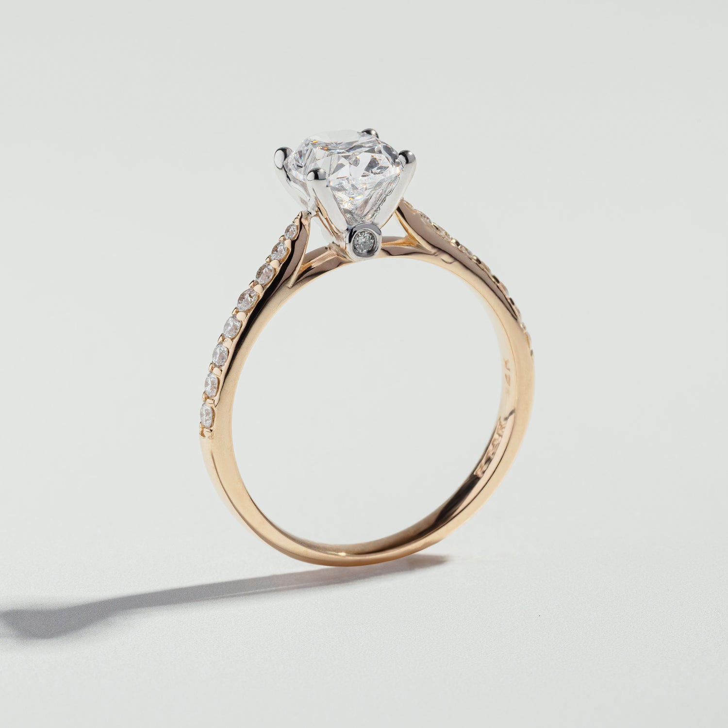 Bague de fiançailles à diamant oval avec pavé