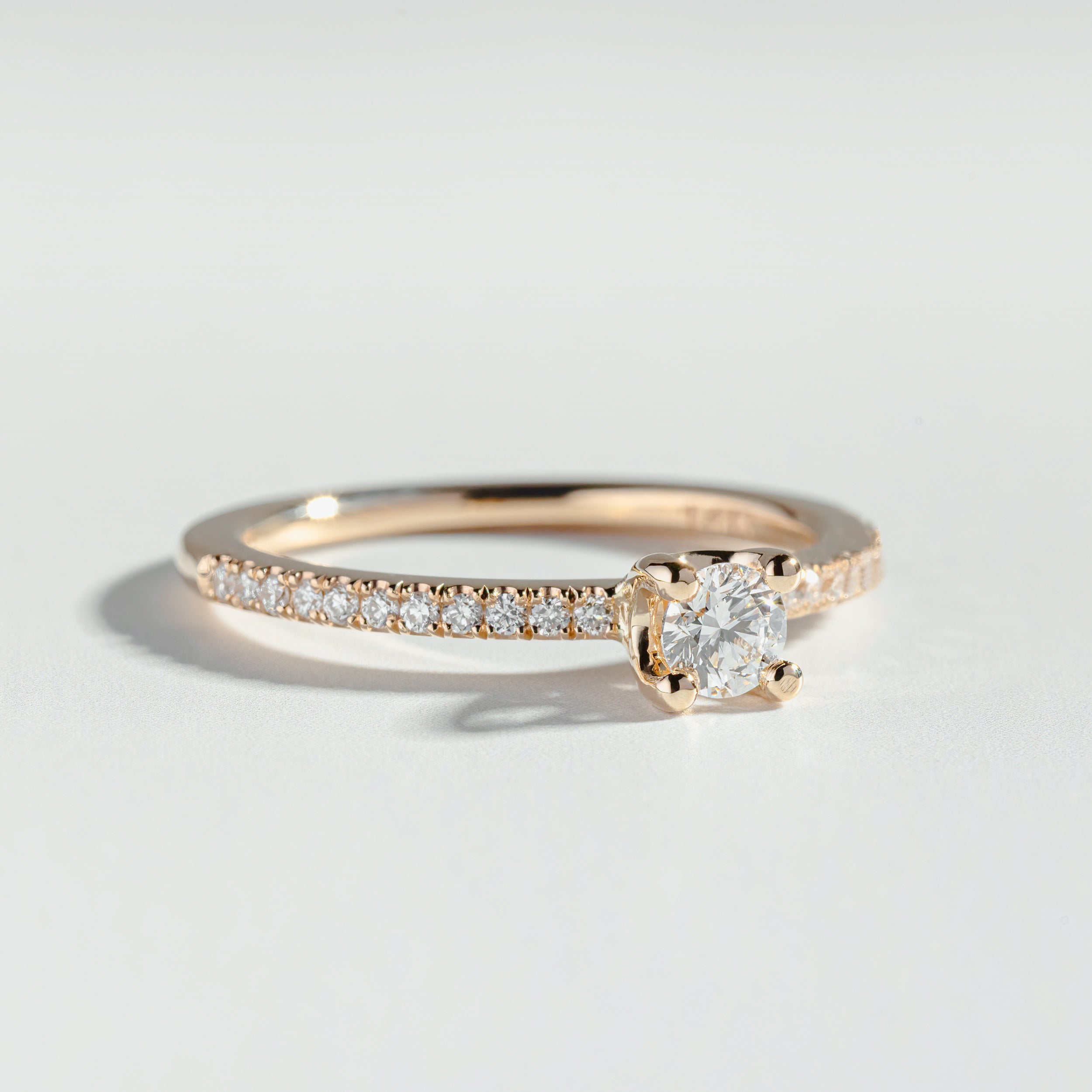 Petite bague à diamant rond avec pavé et basket