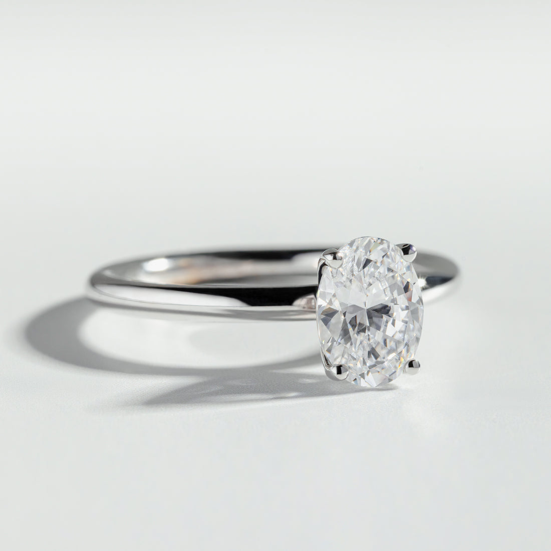 Bague de fiançailles solitaire à diamant oval