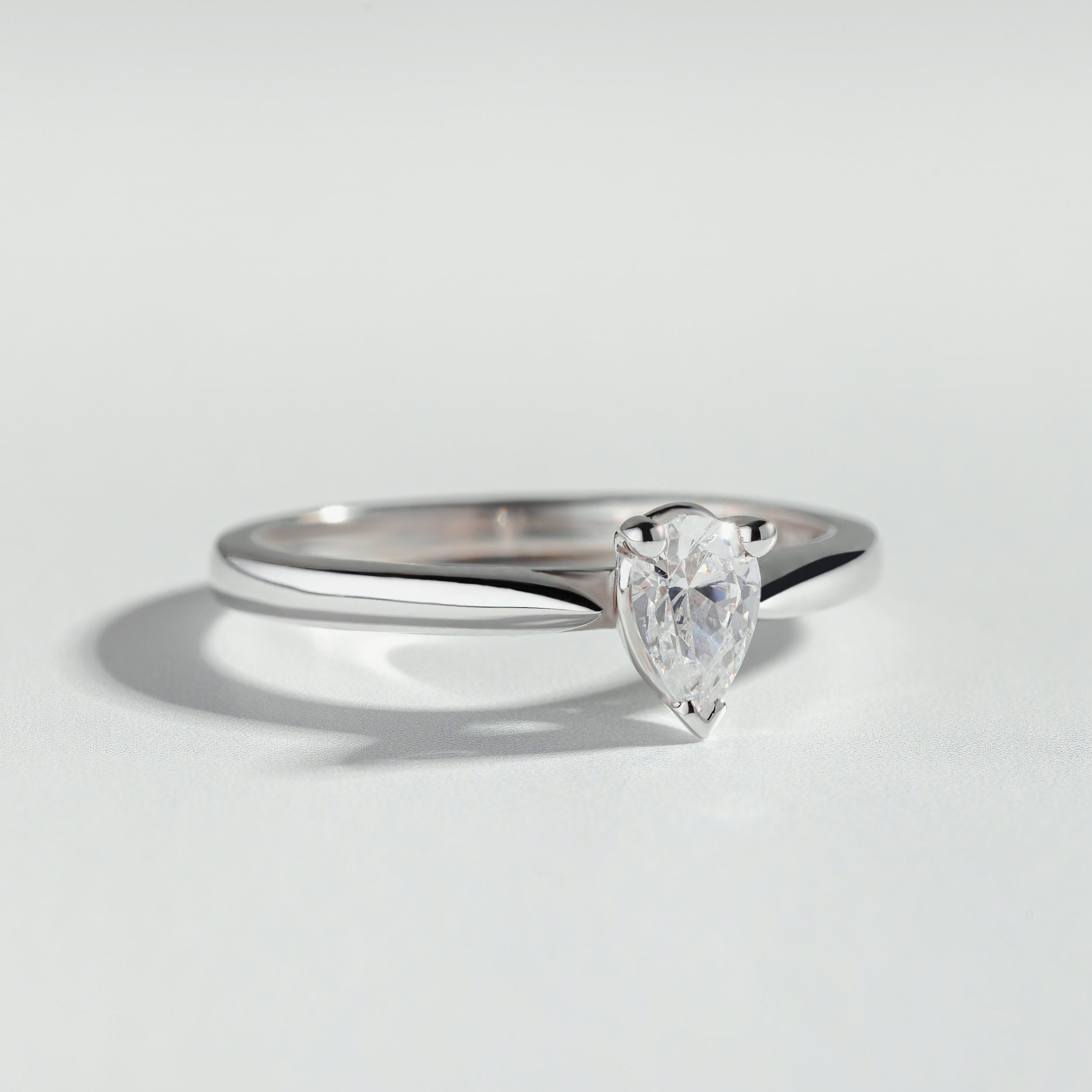 Bague de fiançailles solitaire à diamant poire