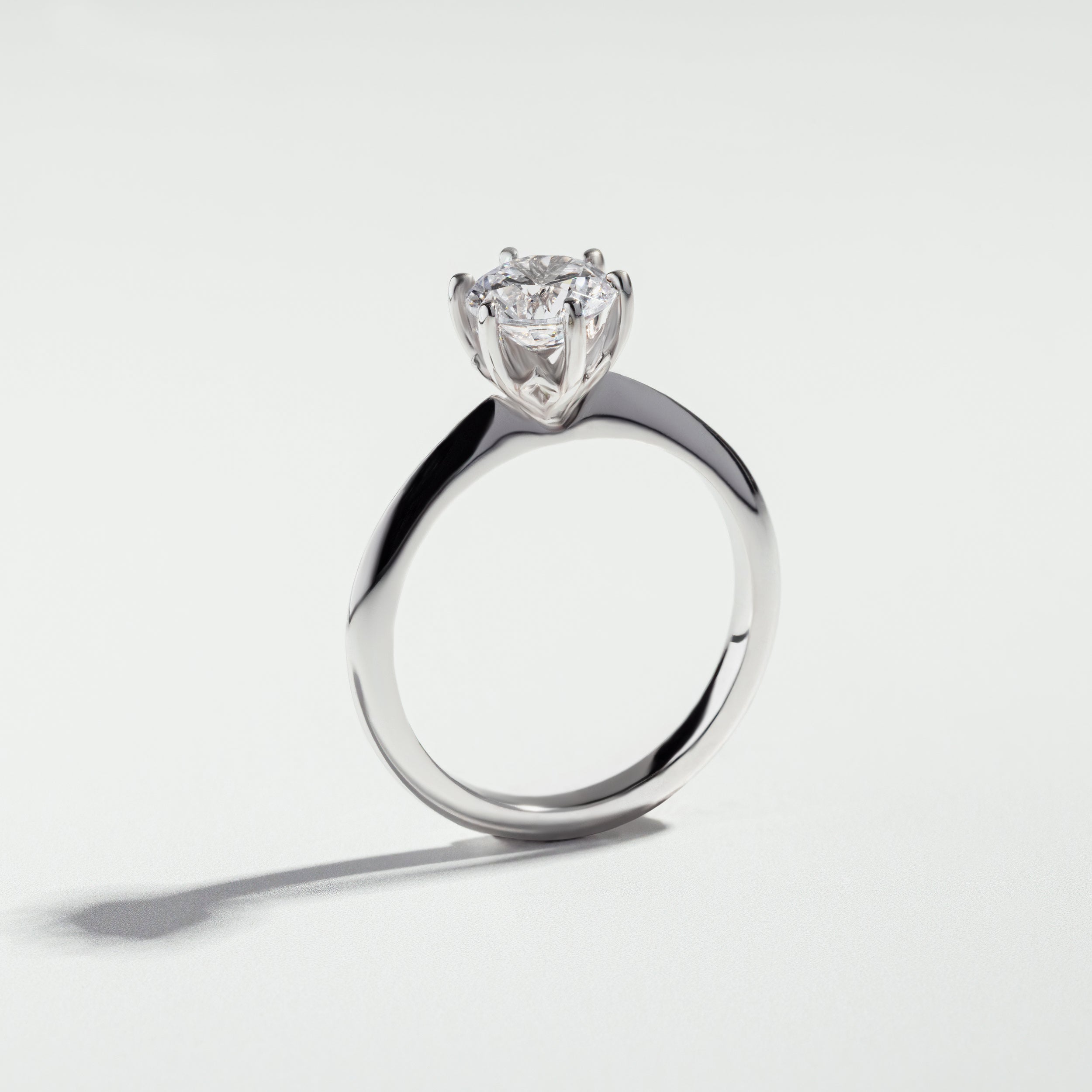 Bague de fiançailles solitaire à diamant rond tulipe