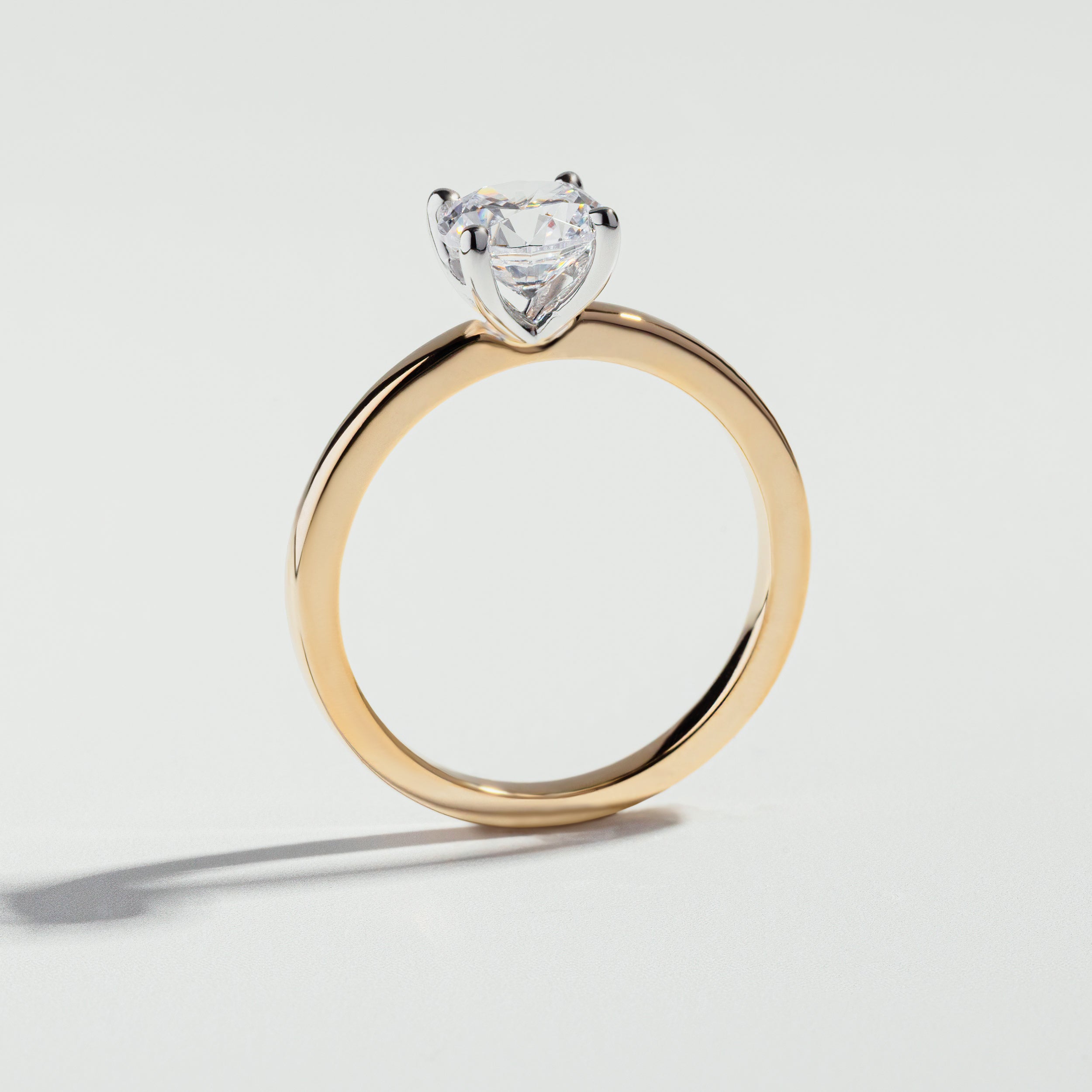 Bague solitaire classique à diamant rond de carat