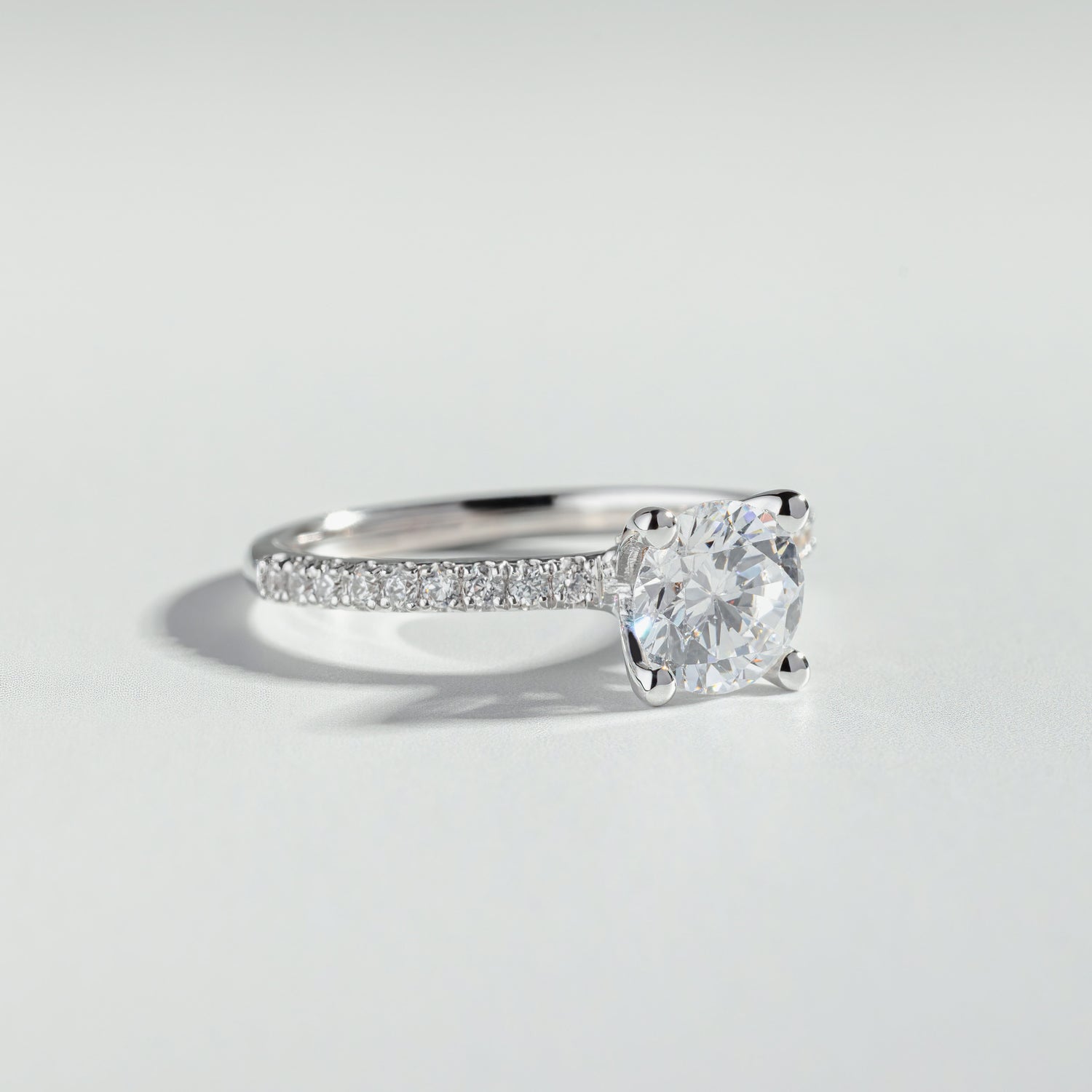 Bague solitaire à diamant rond avec pavé