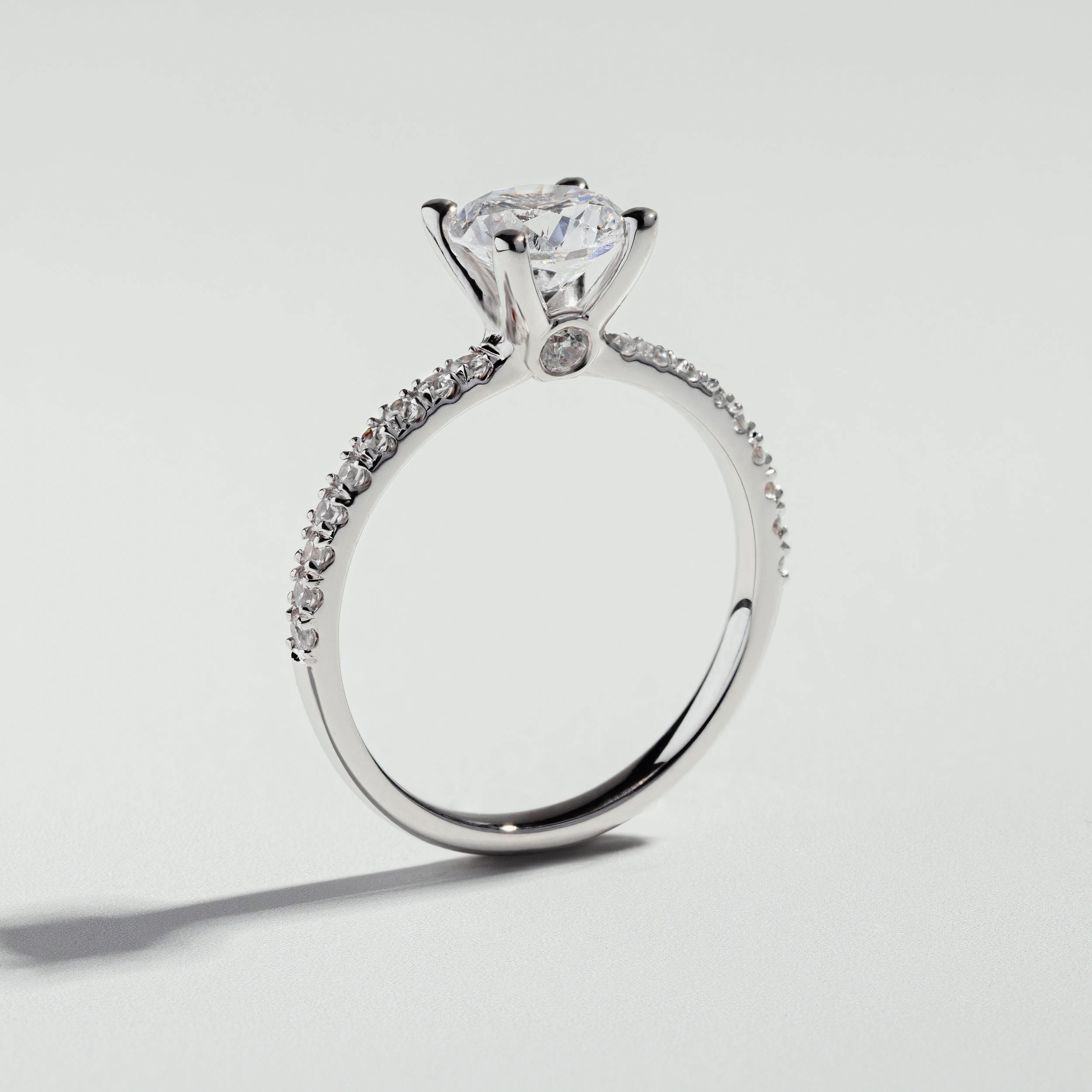 Bague solitaire à diamant rond avec pavé