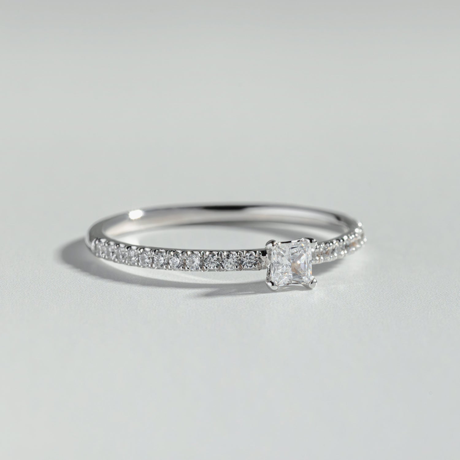 Bague de fiançailles à petit diamant princesse avec pavé