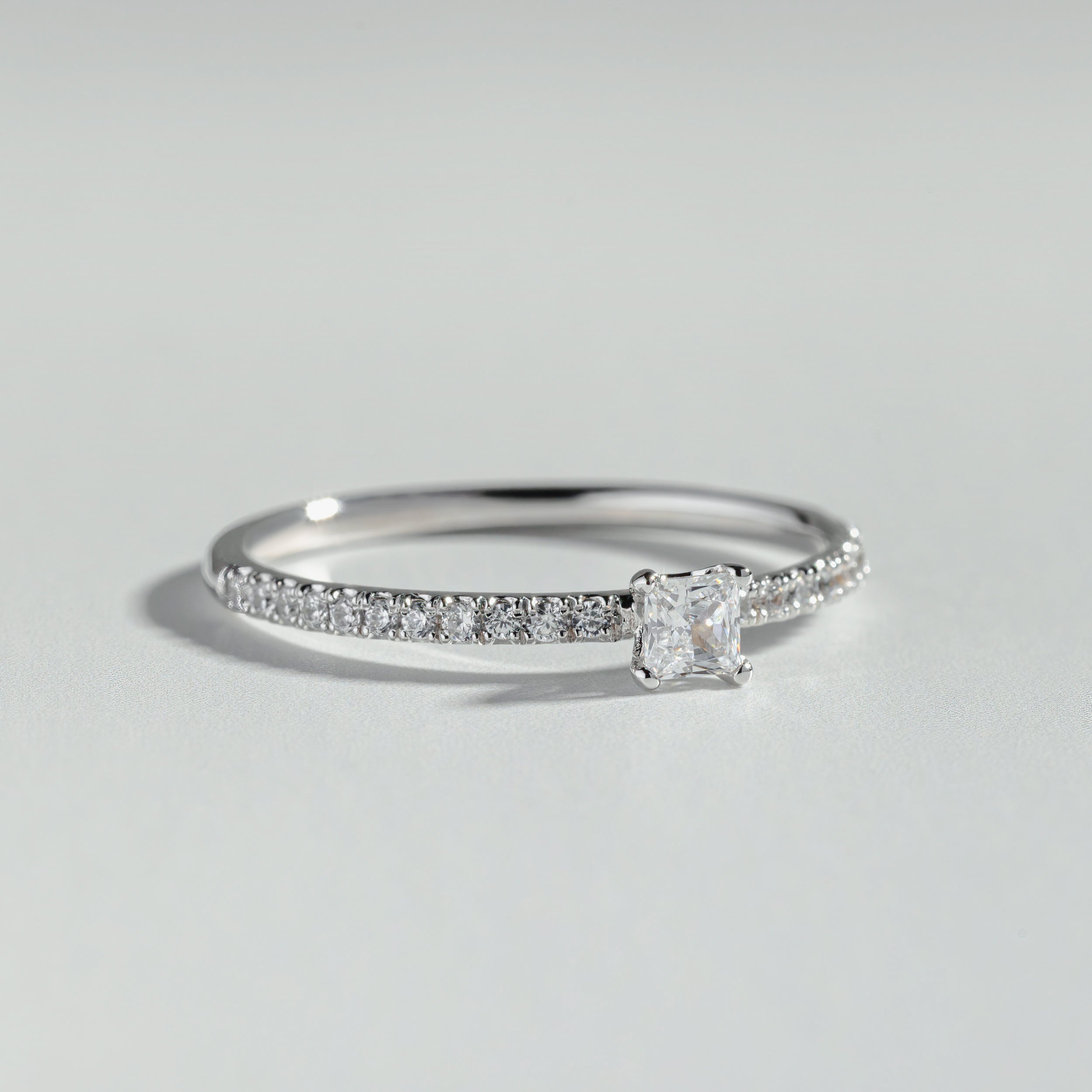 Bague de fiançailles à petit diamant princesse avec pavé