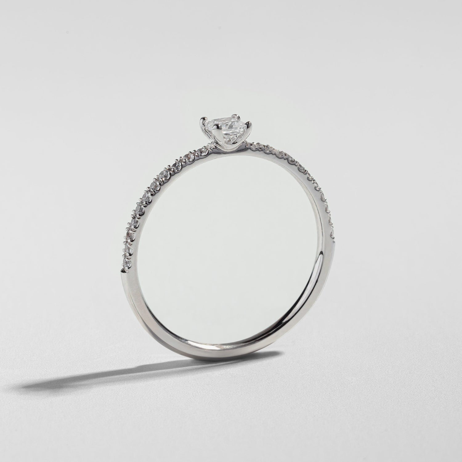 Bague de fiançailles à petit diamant princesse avec pavé