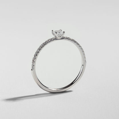 Bague de fiançailles à petit diamant princesse avec pavé