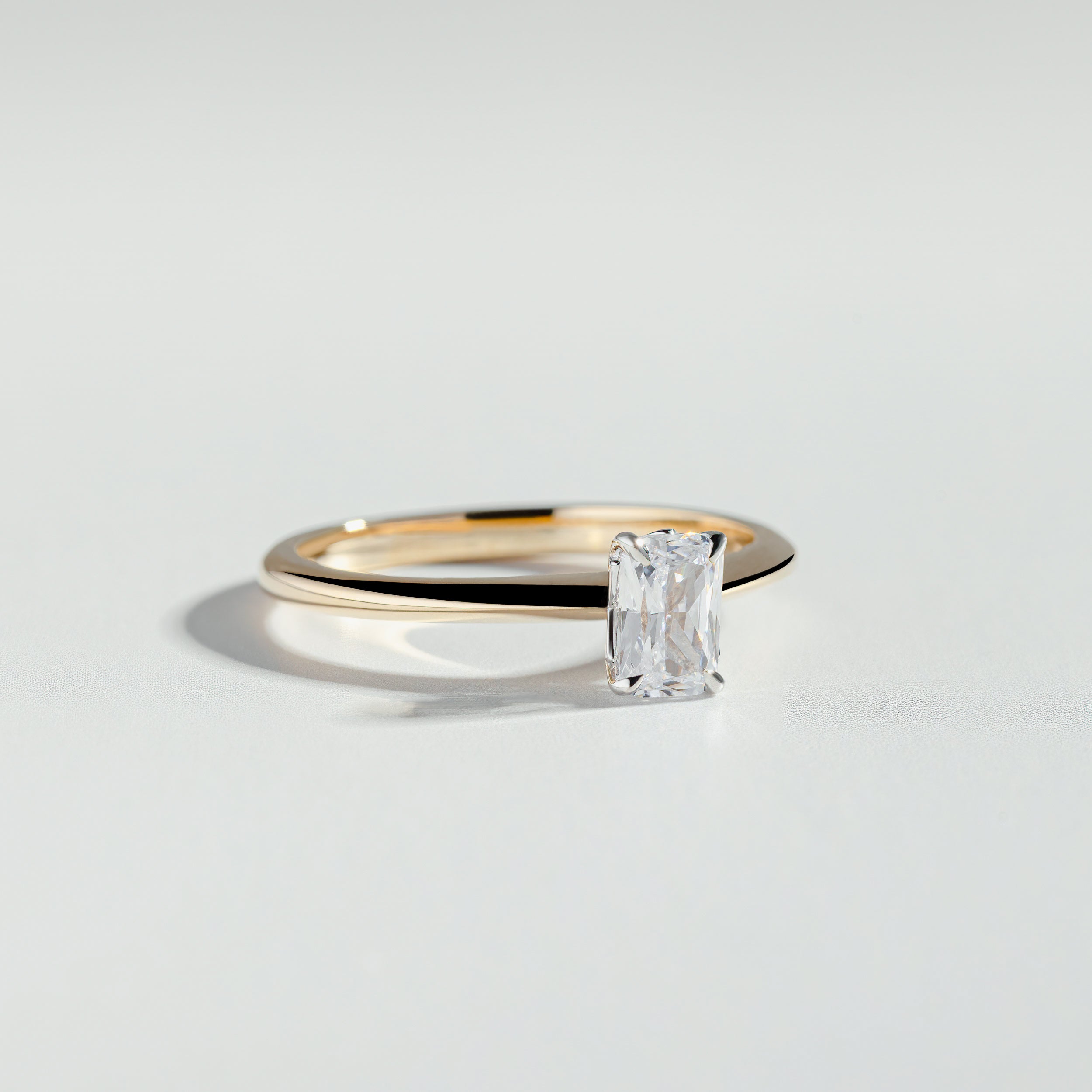 Bague de fiançailles solitaire avec diamant radiant