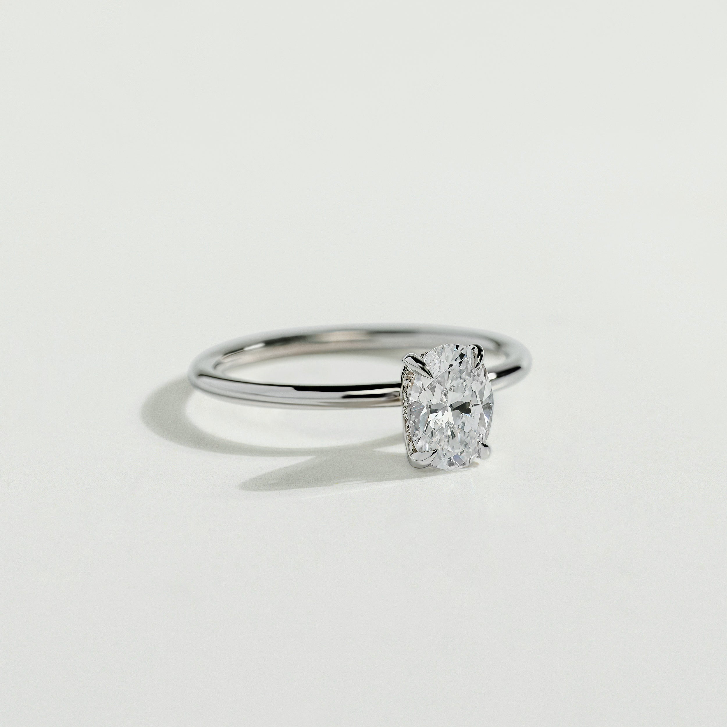 Bague de fiançailles solitaire à diamant oval