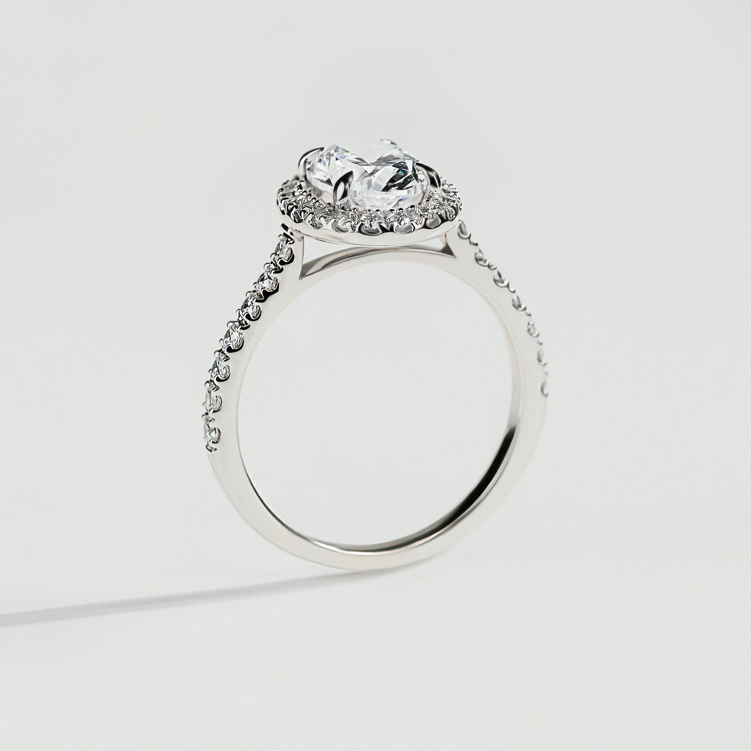 Bague de fiançailles à diamant de 1,5 carats oval avec halo