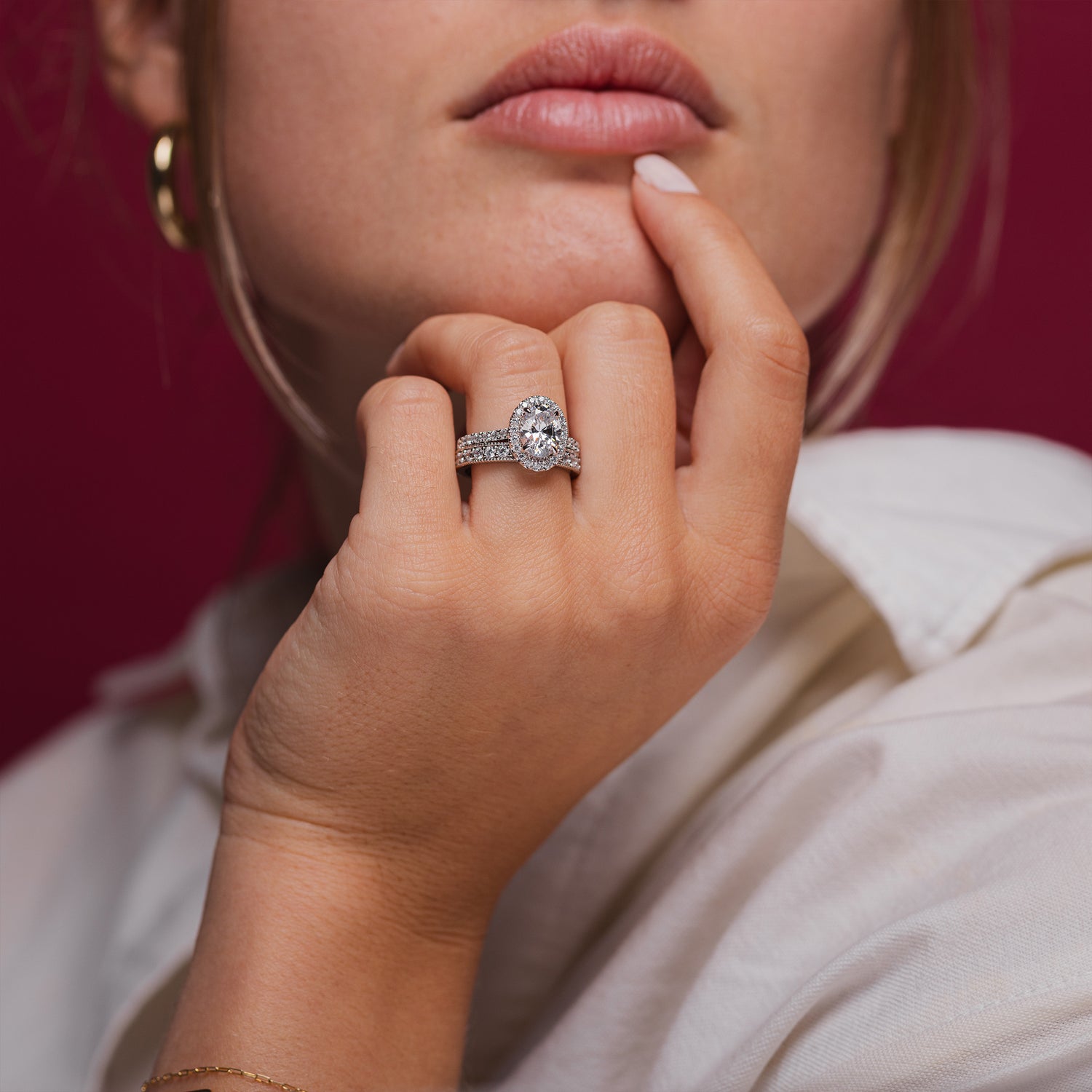 Bague de fiançailles à diamant de 1,5 carats oval avec halo