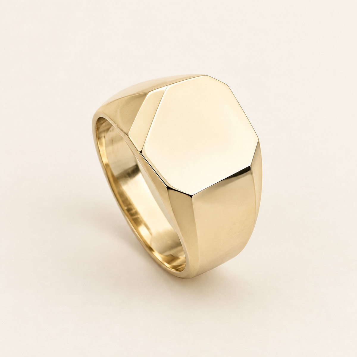 R 1050 men’s gold and diamond ring