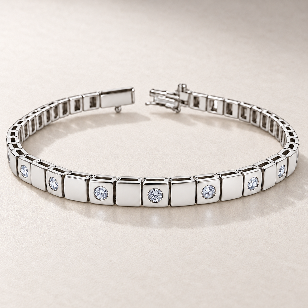 Bracelet TN03-4 en or blanc, diamants clairs, fond pierre greige — TN03-4 white gold bracelet with clear diamonds on greige stone.