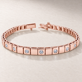 Bracelet TN03-4 en or rose, diamants clairs, fond pierre greige — TN03-4 rose gold bracelet with clear diamonds on greige stone.