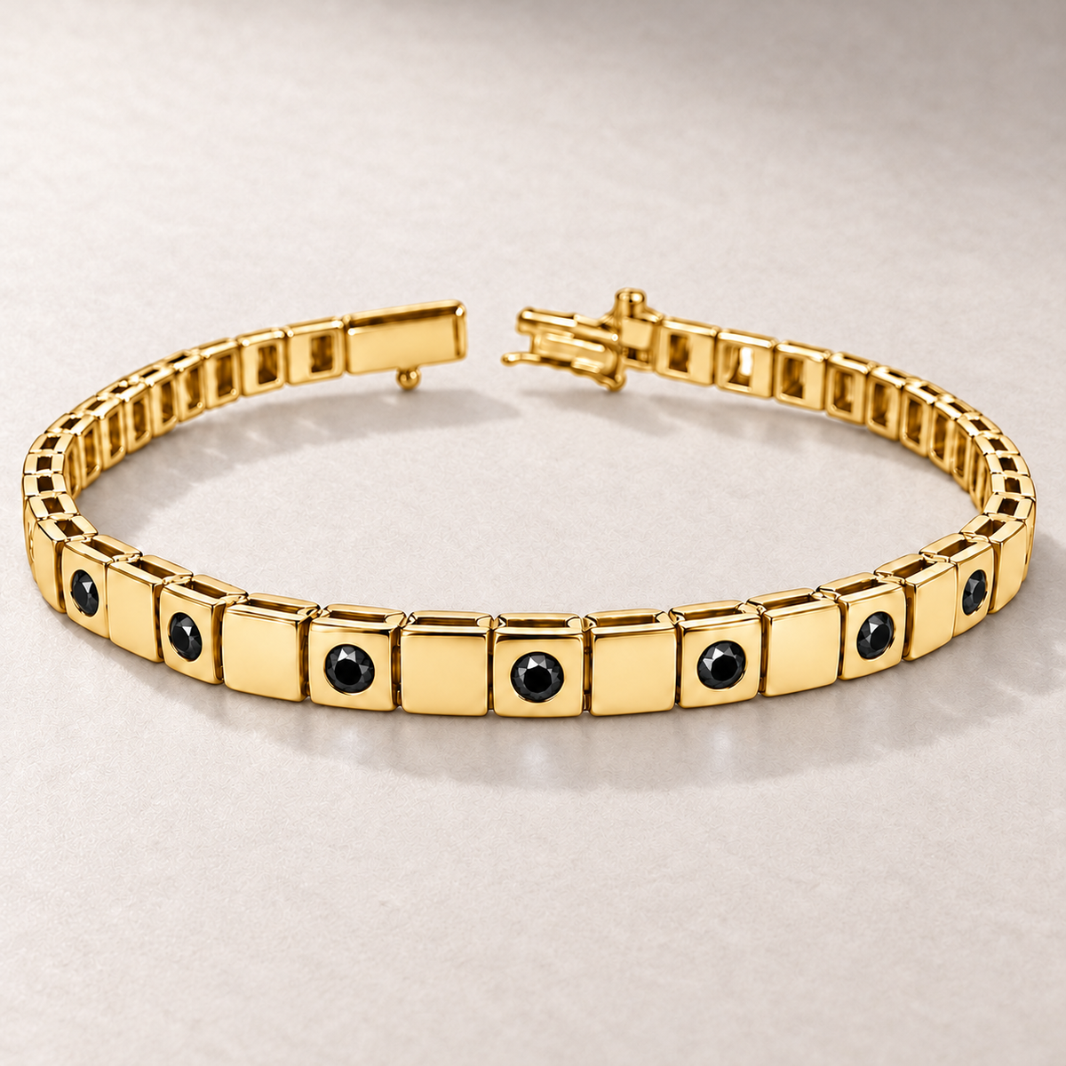 Bracelet TN03-4 en or jaune, diamants noirs, fond pierre greige — TN03-4 yellow gold bracelet with black diamonds on greige stone.