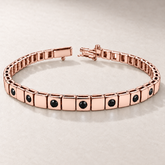 Bracelet TN03-4 en or rose, diamants noirs, fond pierre greige — TN03-4 rose gold bracelet with black diamonds on greige stone.