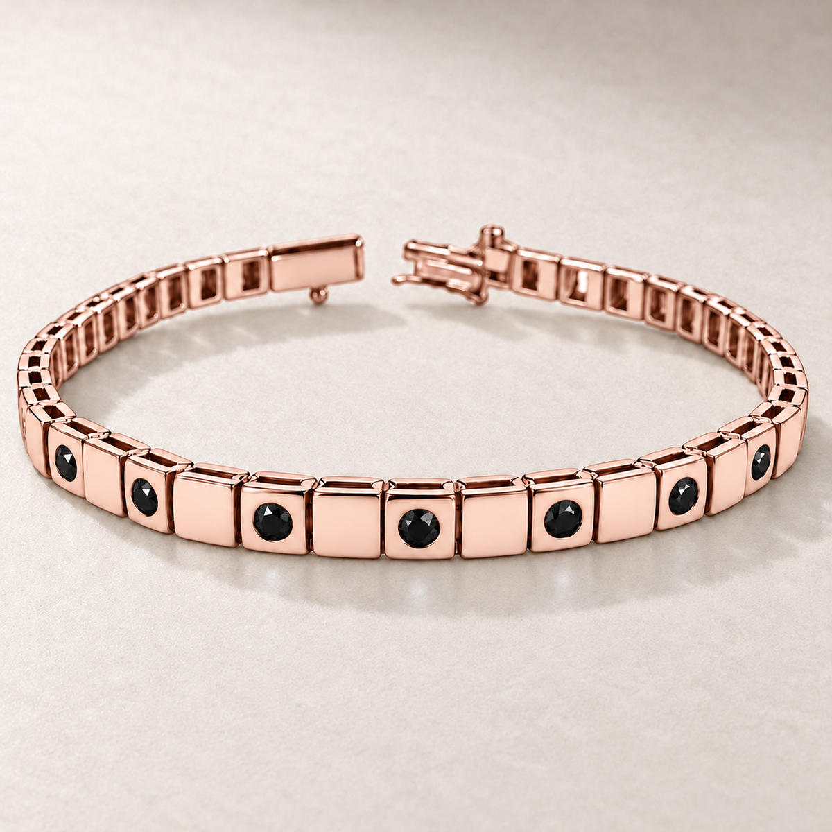 Bracelet TN03-4 en or rose, diamants noirs, fond pierre greige — TN03-4 rose gold bracelet with black diamonds on greige stone.