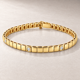 Bracelet TN03-4M en or jaune, diamants clairs, fond pierre greige — TN03-4M yellow gold bracelet with clear diamonds on greige stone.