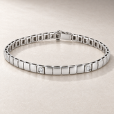 Bracelet TN03-4M en or blanc, diamants clairs, fond pierre greige — TN03-4M white gold bracelet with clear diamonds on greige stone.