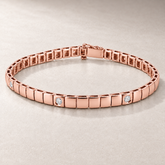 Bracelet TN03-4M en or rose, diamants clairs, fond pierre greige — TN03-4M rose gold bracelet with clear diamonds on greige stone.