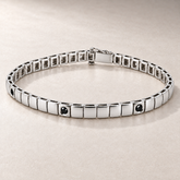 Bracelet TN03-4M en or blanc, diamants noirs, fond pierre greige — TN03-4M white gold bracelet with black diamonds on greige stone.